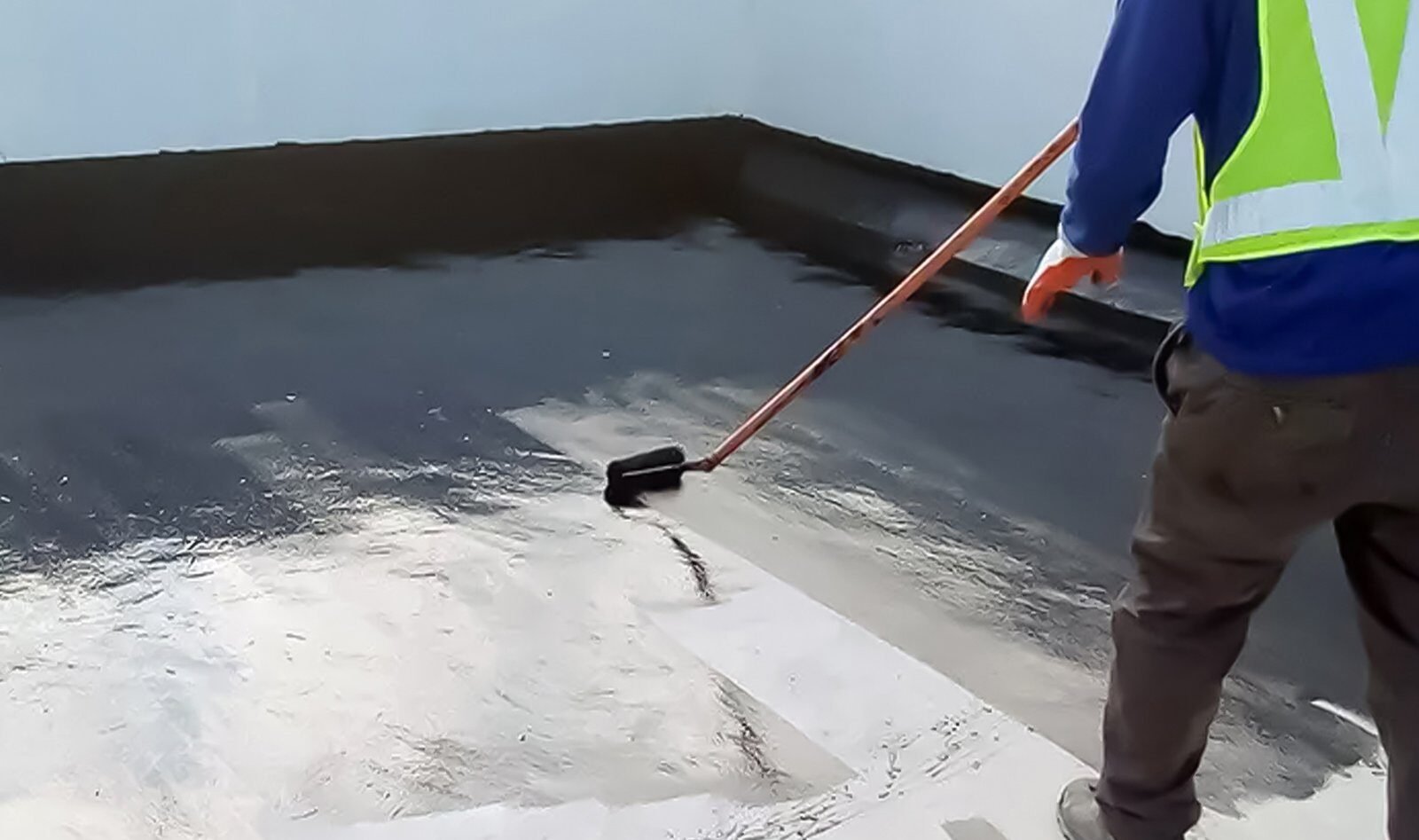 شركة عزل اسطح بالطائف | خدمات متكاملة لعزل الأسطح والخزانات والمسابح